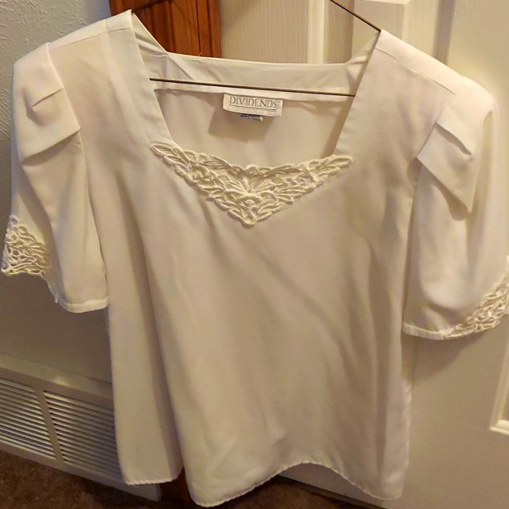 Dividends , size 14 in a white color.